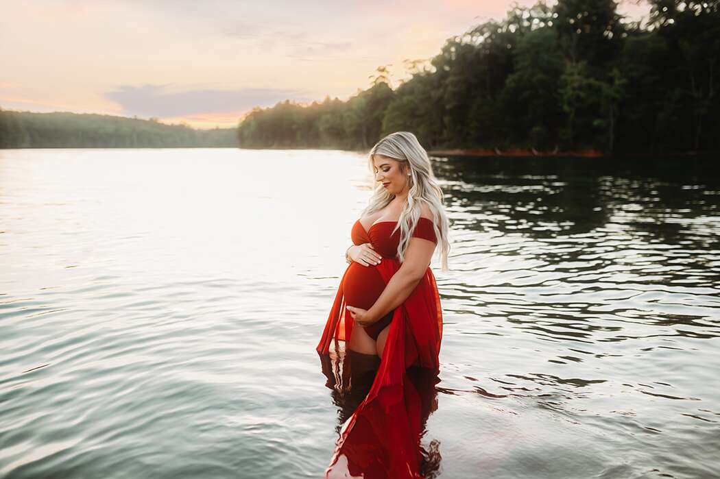 Maternity Portraits in Lake James
